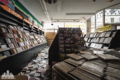 deadinside, urbex, dead inside, natalia sobanska, abandoned, abandoned music and film shop, abandoned Japan, Haikyo (5 of 10)
